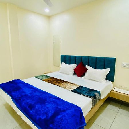 Hotel Raghavan In Front Of Railway Station Platform No 8 Ujjain Exterior photo