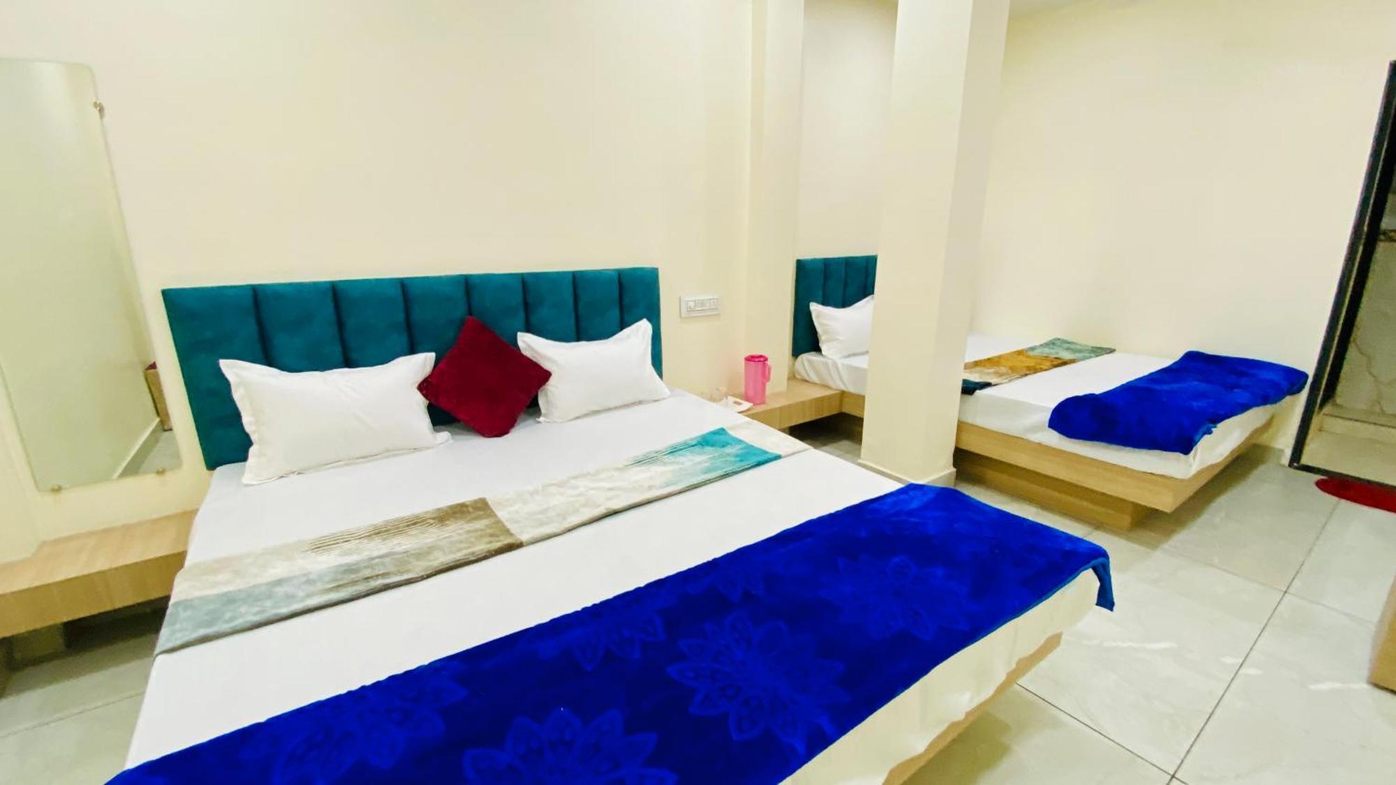 Hotel Raghavan In Front Of Railway Station Platform No 8 Ujjain Exterior photo