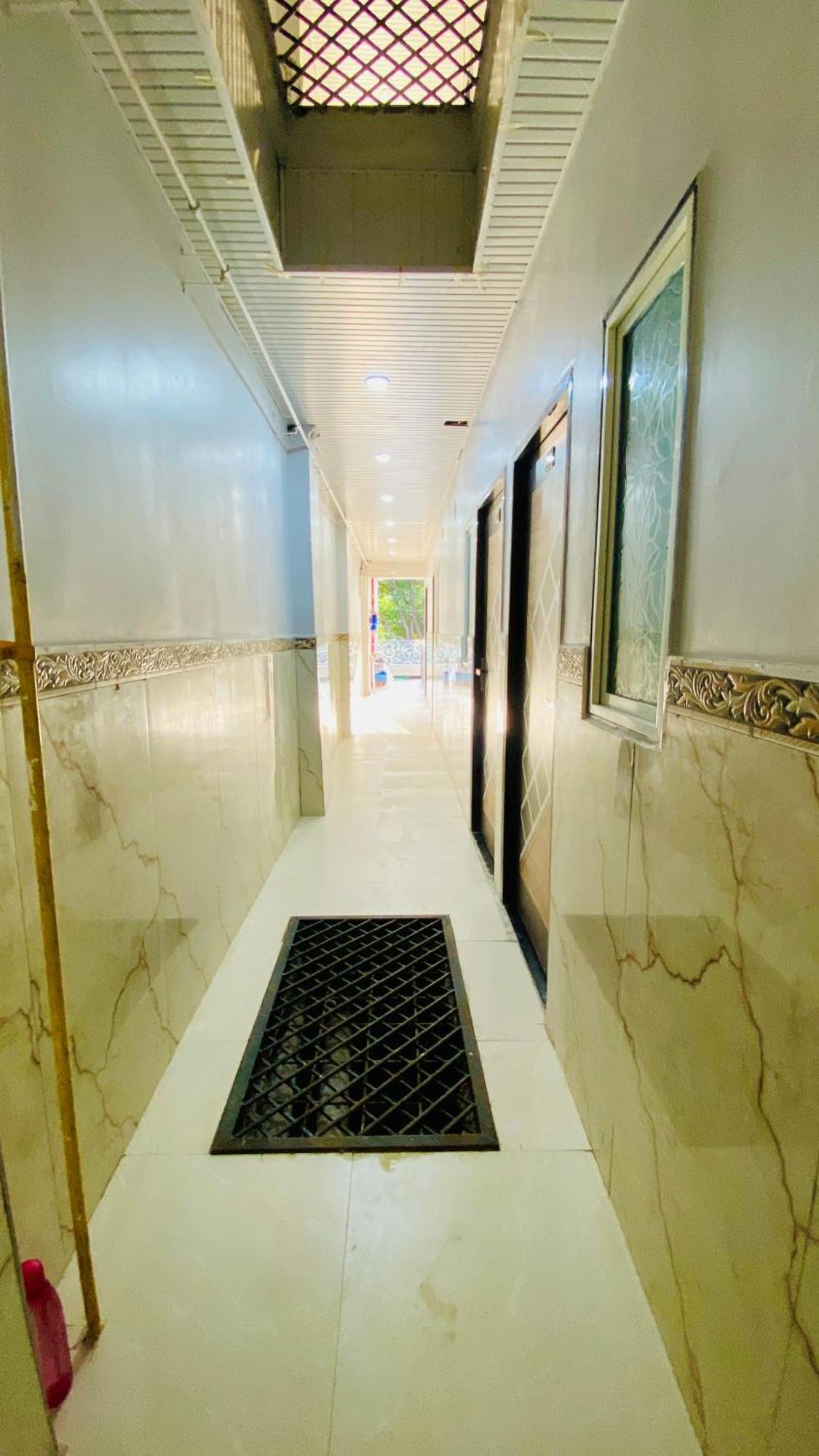 Hotel Raghavan In Front Of Railway Station Platform No 8 Ujjain Exterior photo