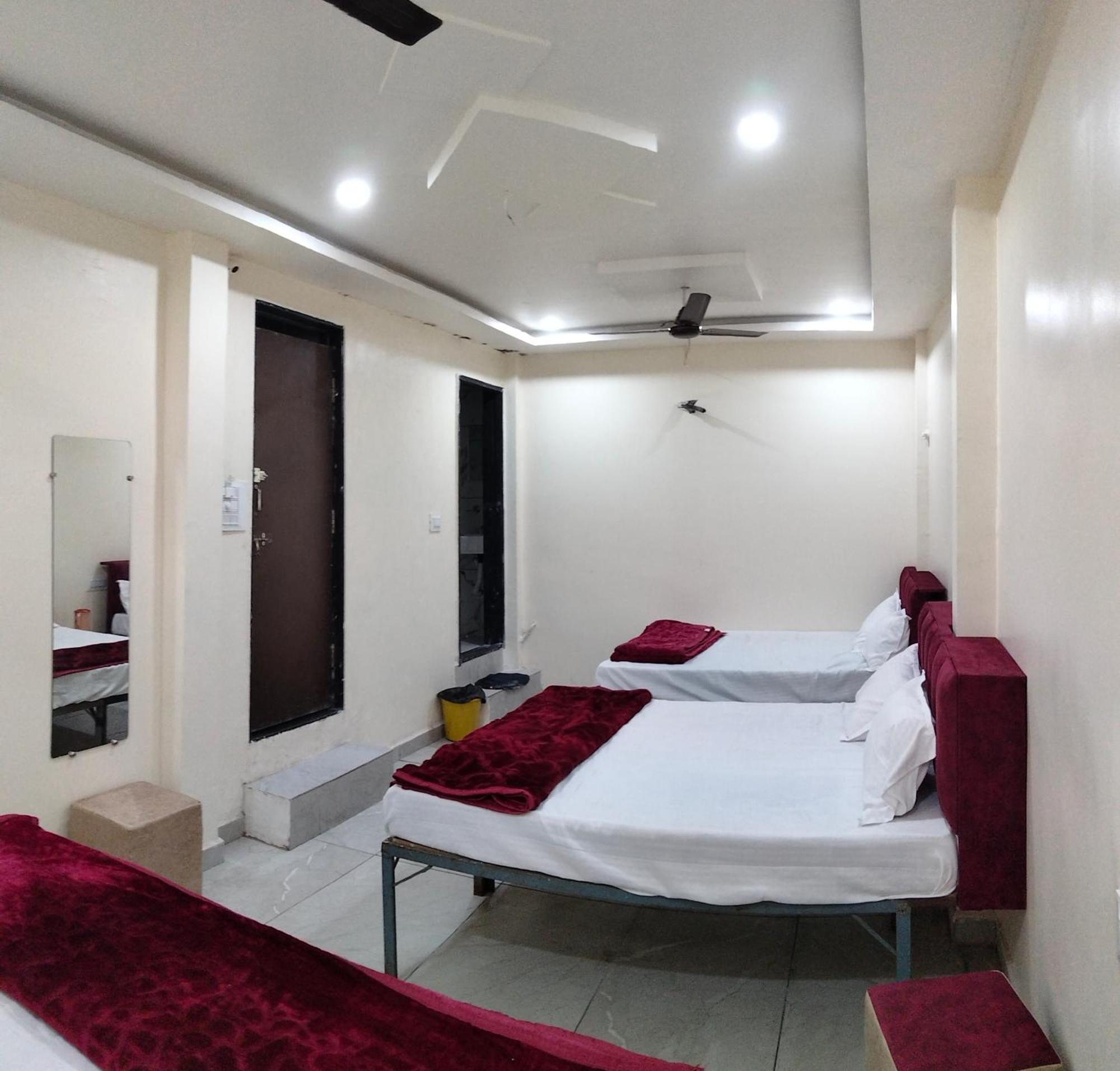 Hotel Raghavan In Front Of Railway Station Platform No 8 Ujjain Exterior photo