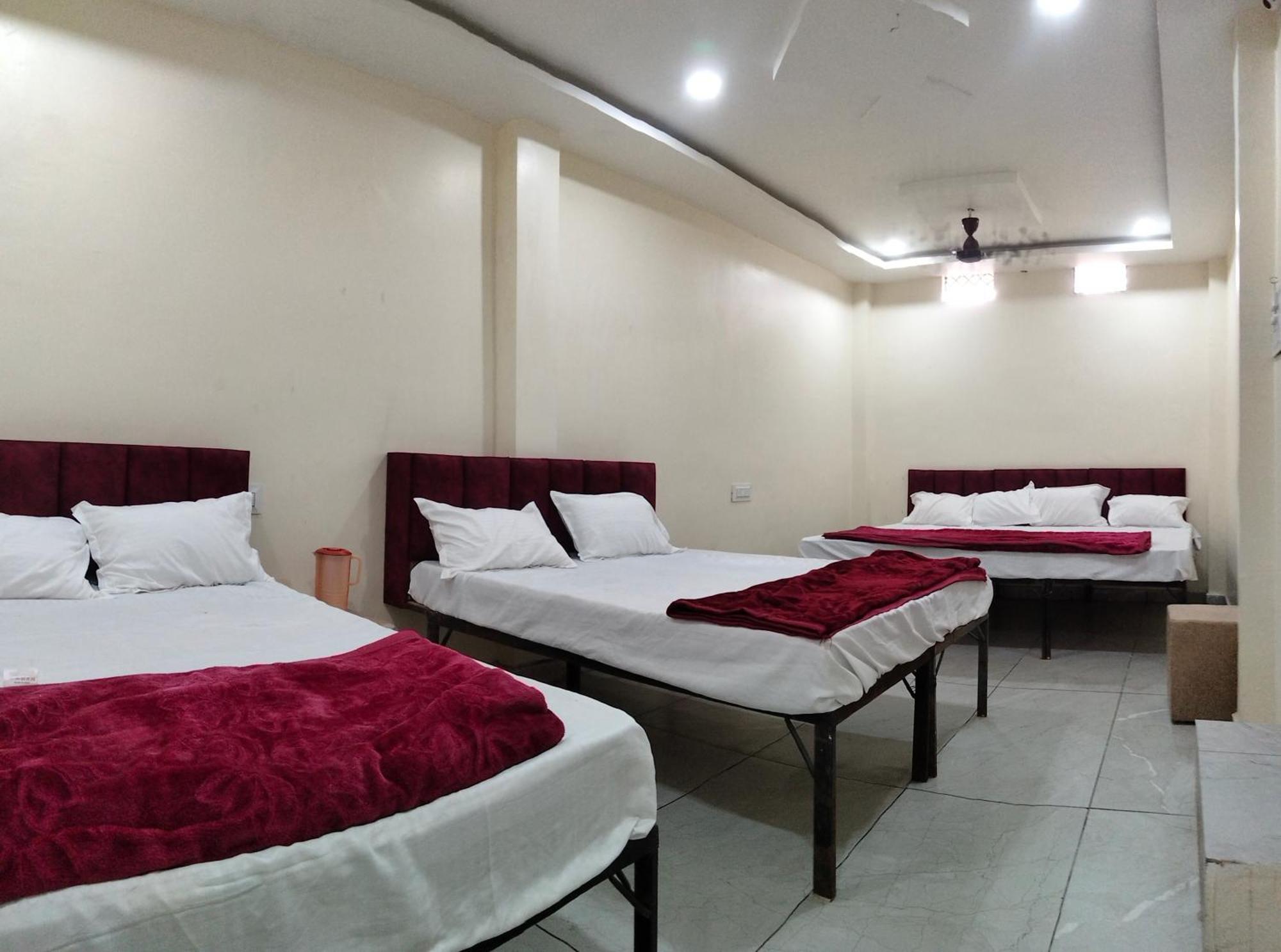 Hotel Raghavan In Front Of Railway Station Platform No 8 Ujjain Exterior photo