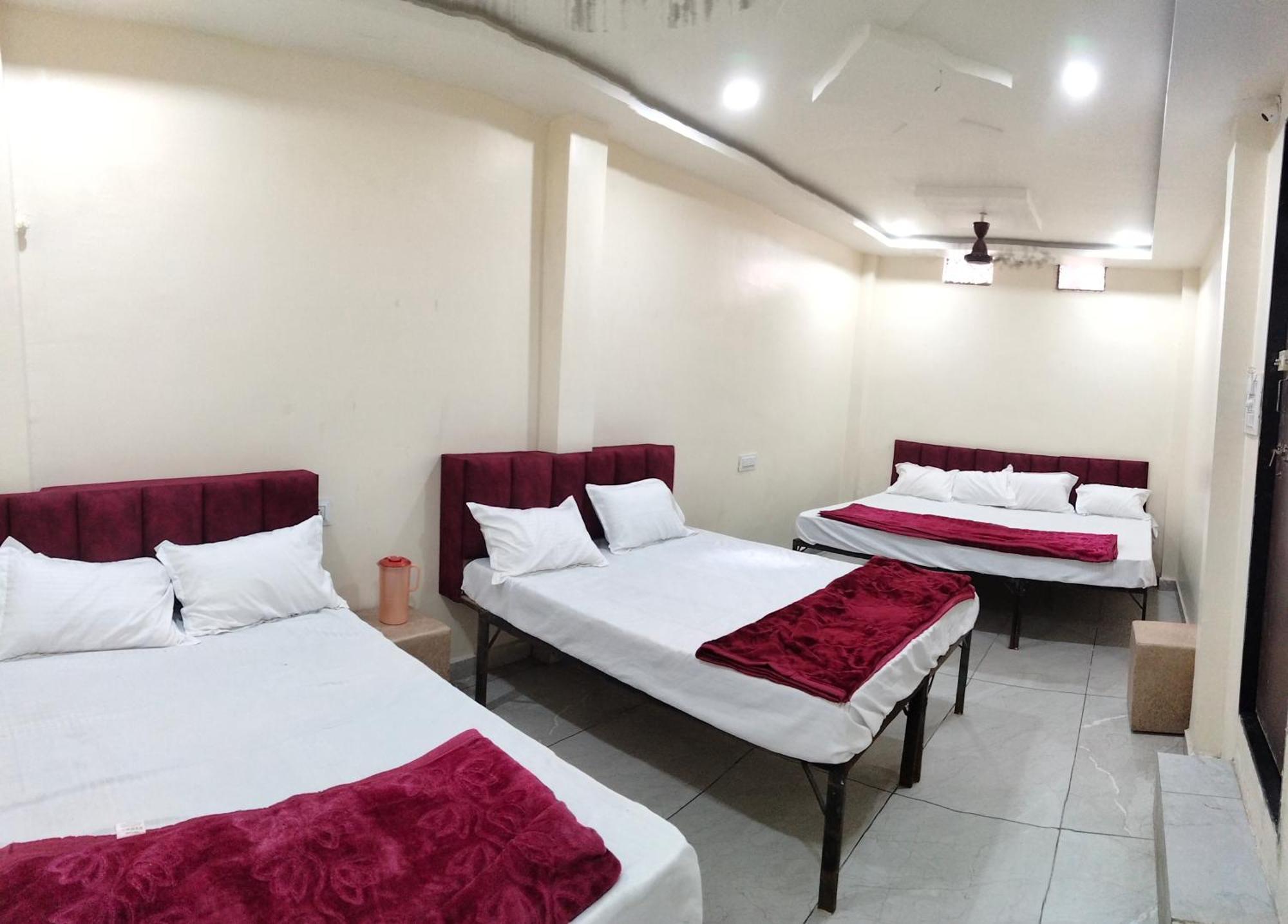 Hotel Raghavan In Front Of Railway Station Platform No 8 Ujjain Exterior photo