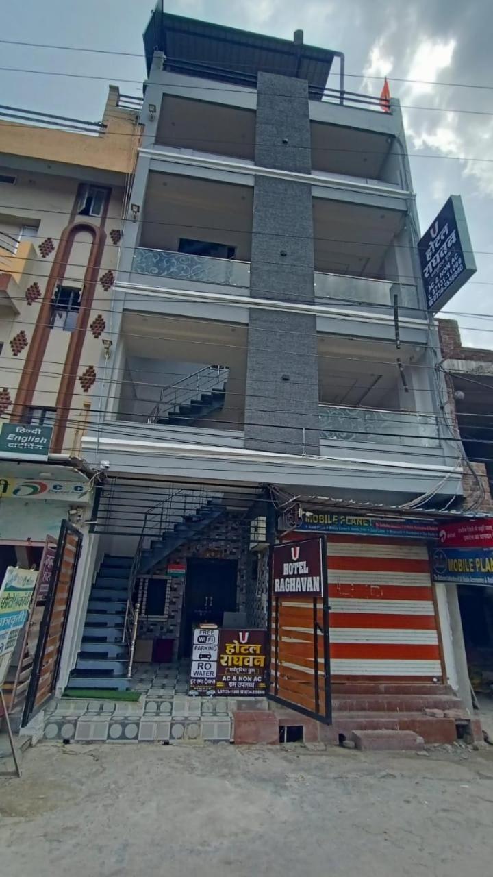 Hotel Raghavan In Front Of Railway Station Platform No 8 Ujjain Exterior photo