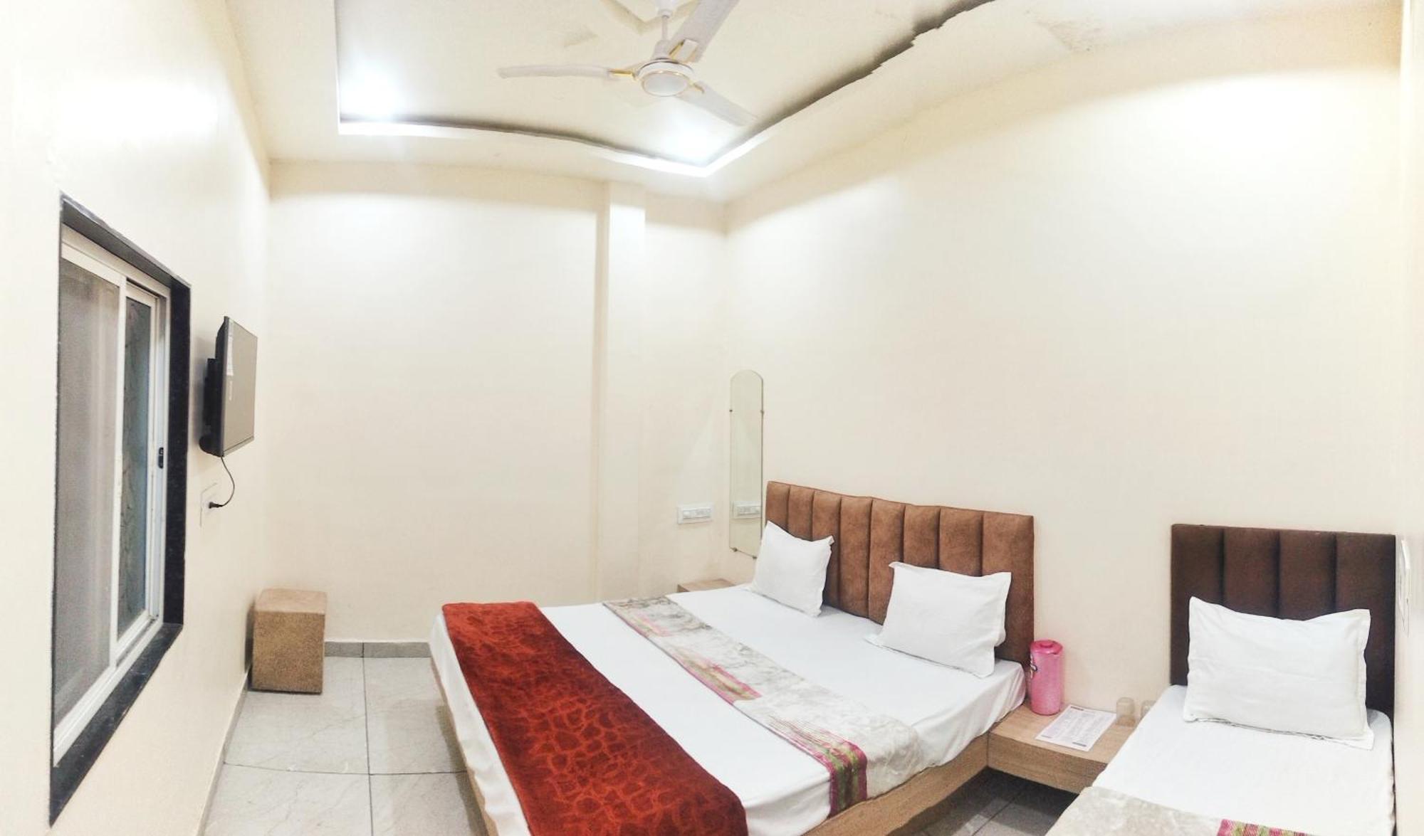 Hotel Raghavan In Front Of Railway Station Platform No 8 Ujjain Exterior photo