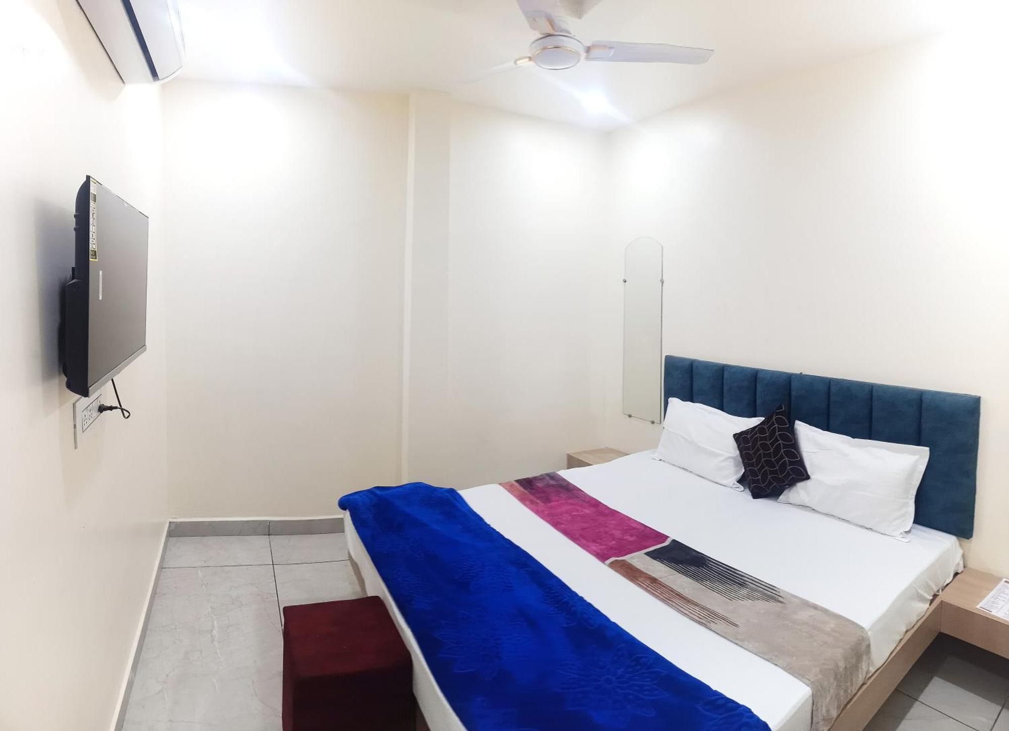 Hotel Raghavan In Front Of Railway Station Platform No 8 Ujjain Exterior photo