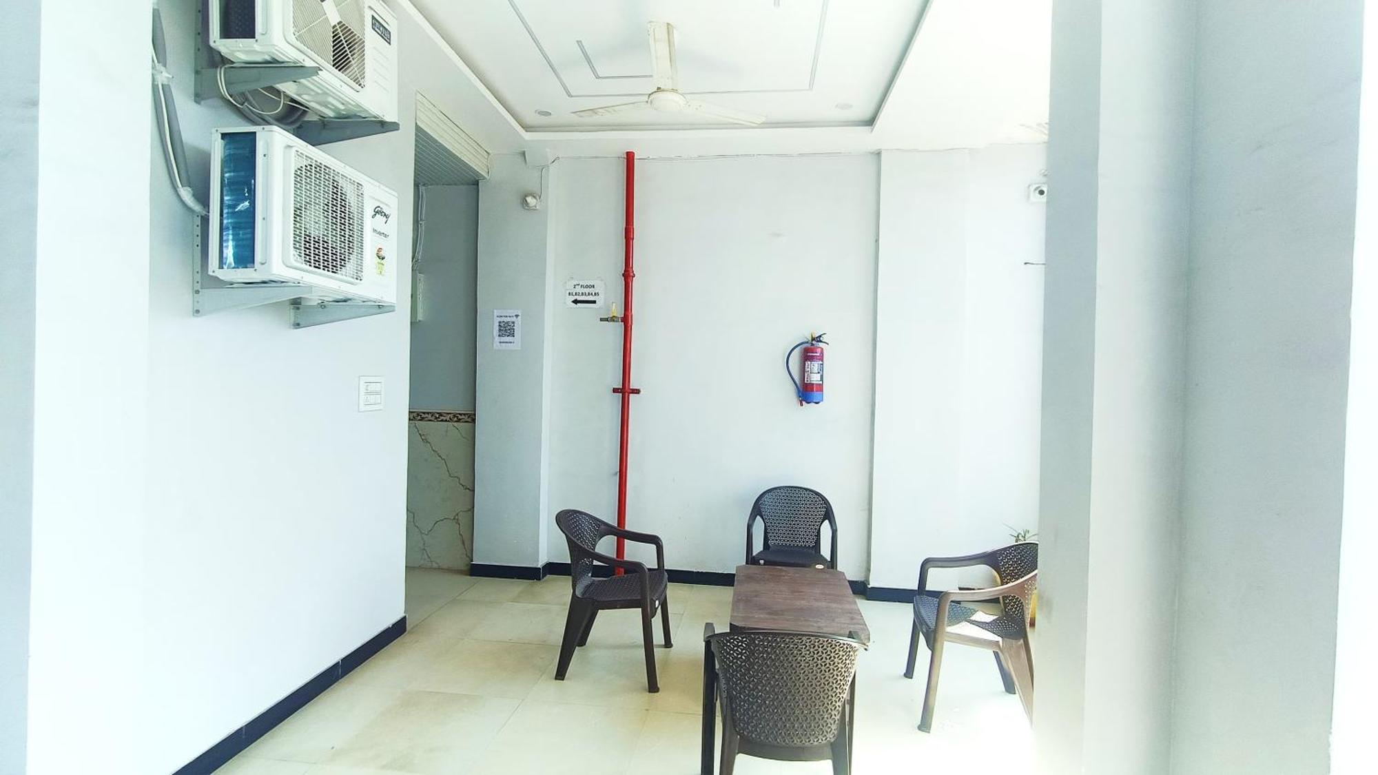 Hotel Raghavan In Front Of Railway Station Platform No 8 Ujjain Exterior photo