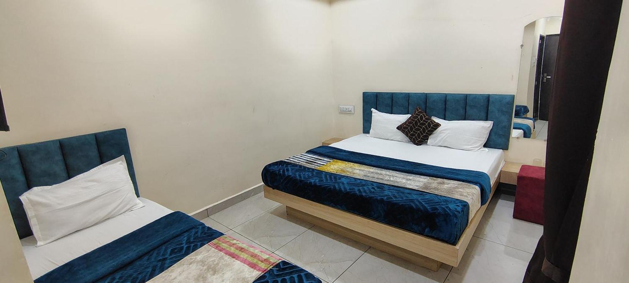 Hotel Raghavan In Front Of Railway Station Platform No 8 Ujjain Exterior photo